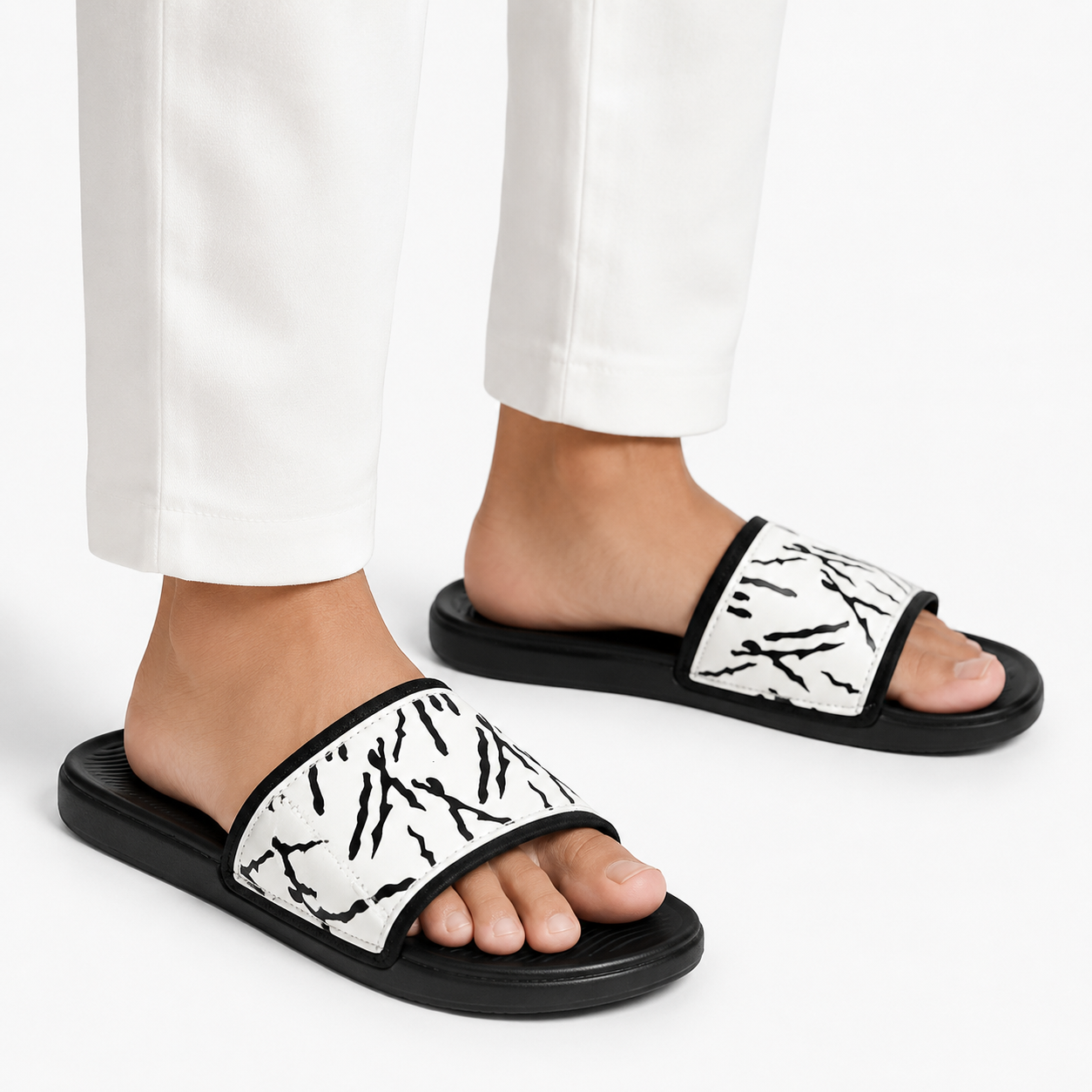 Men's Black & White Abstract Print Slide Slippers